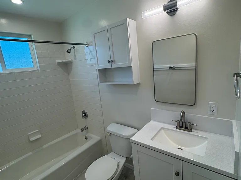 919 W 10th St — Photo 10