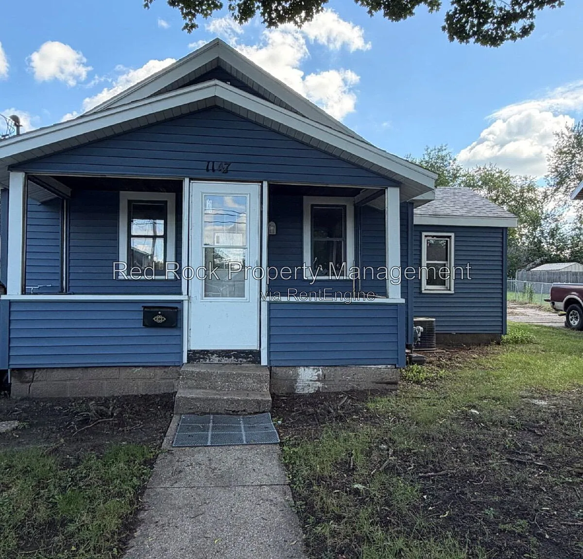 3 bed, 1.5 bath, 920 sqft, $1,525 — Photo 1