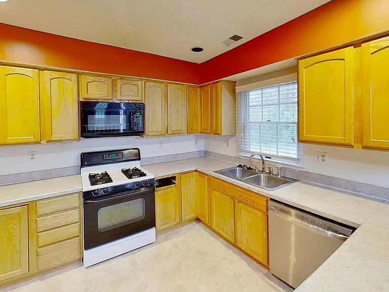 5911 Herring Ct — Photo 7
