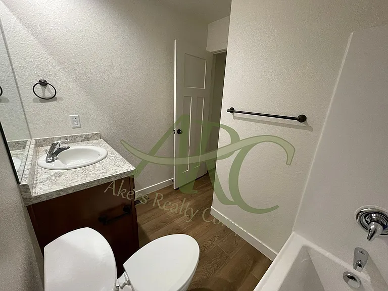 968-970 S Coral Pl — Photo 13