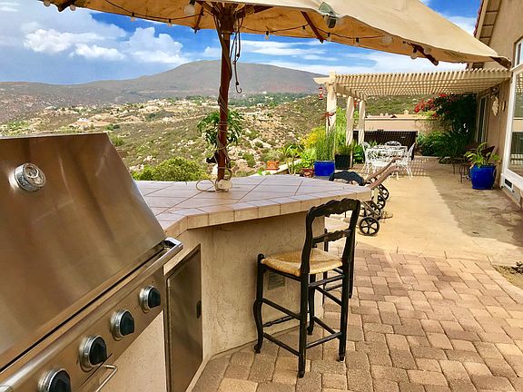 Built-in Dacor BBQ and bar