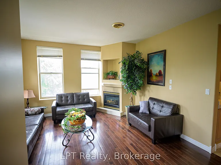 317 Queen St #302 — Photo 14