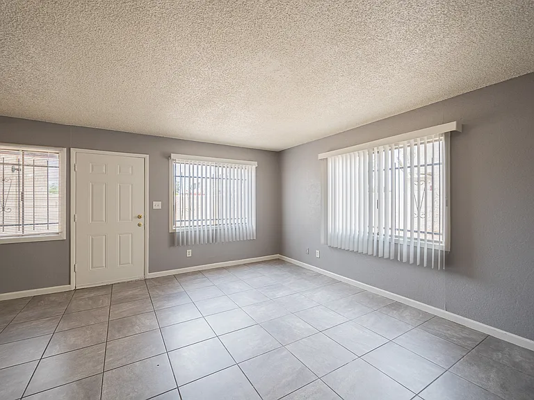 5414 W Lynwood St — Photo 6
