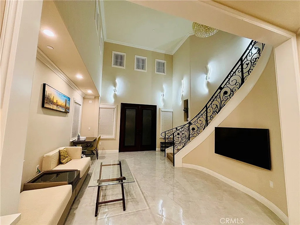 4 bed, 2100 sqft, $5,990 — Photo 2