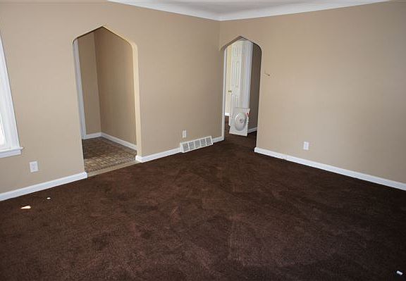 15919 Fordham living area (2)