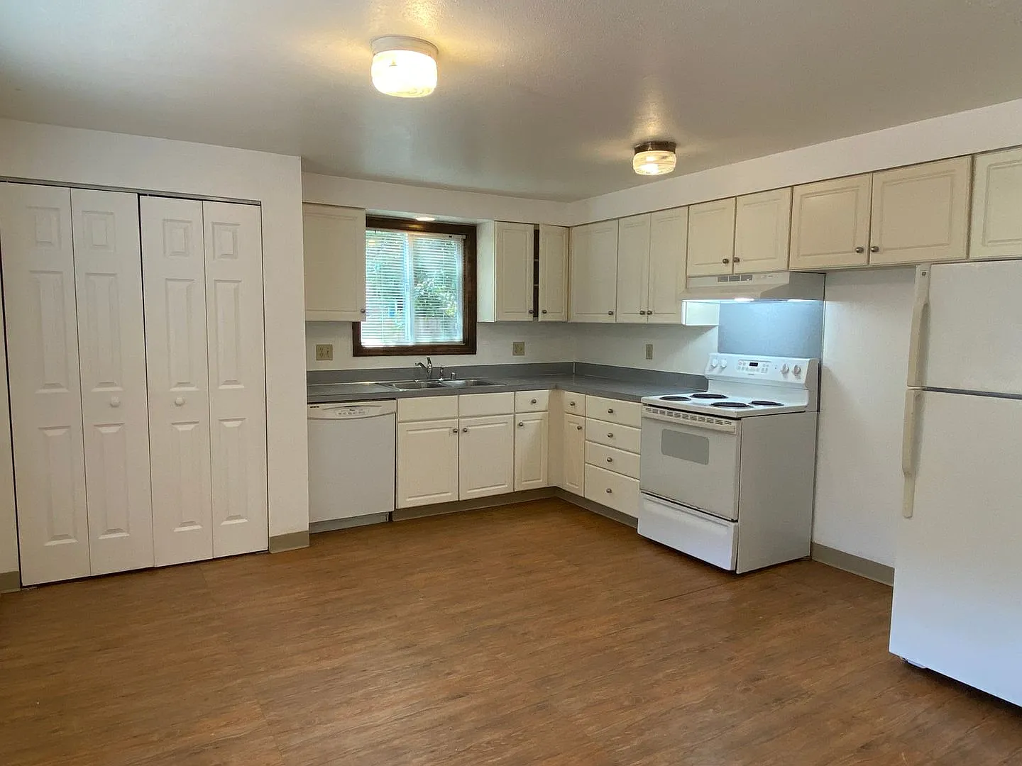 Four Bedroom Home Near Campus — Photo 2