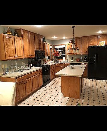 Kitchen with island 