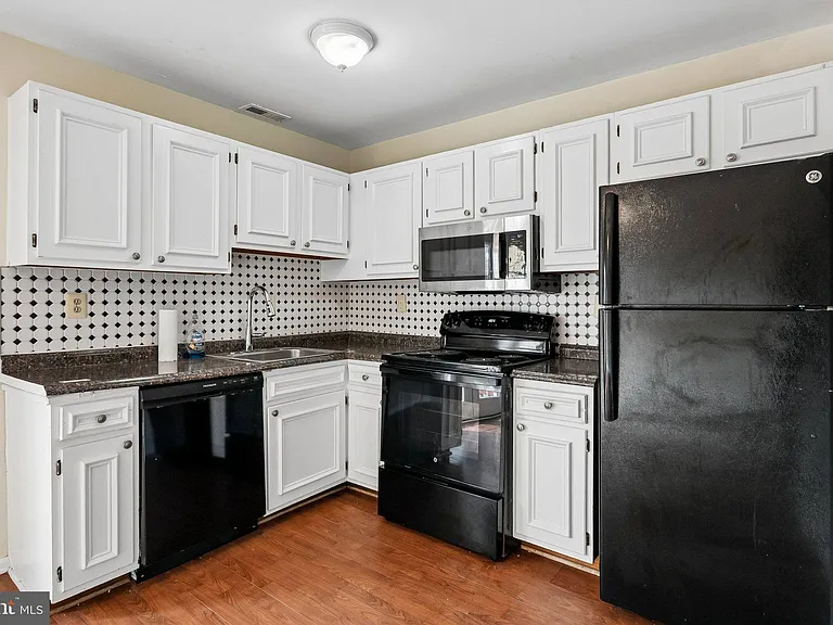 5515 Woodlawn Manor Ct — Photo 5