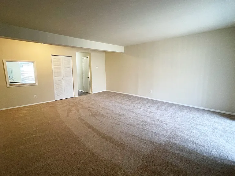 Blue Ridge Crossing Apartments & Townhomes — Photo 10