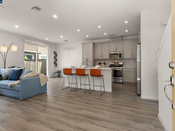 28 Springbrook Ln, Pittsburg, CA 94565