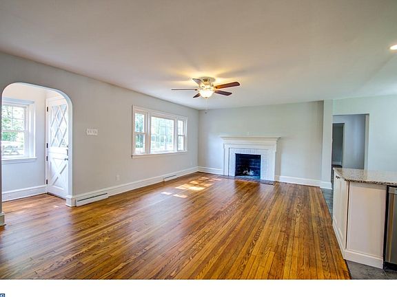 5th image of 301 S Ogle Ave