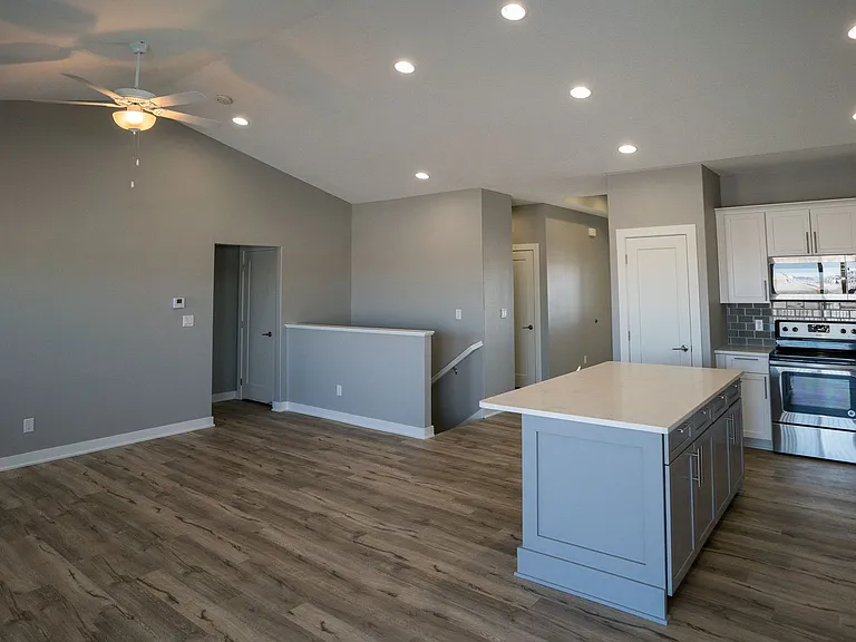 695 SE Tallgrass Ln — Photo 2