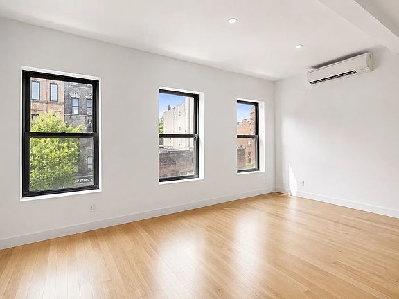 4th image of 153 Grand St #Penthouse