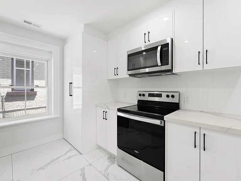 35 Wellington St #2L — Photo 6