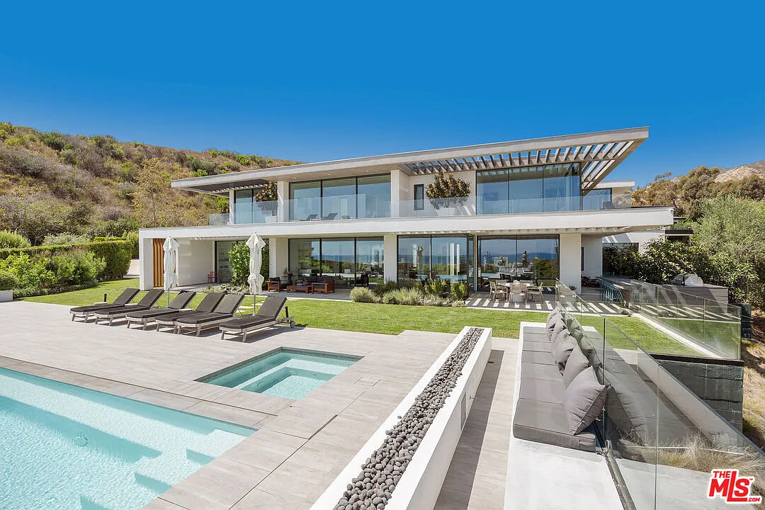 5 bed, 7.0 bath, 8000 sqft, $68,000 — Photo 4