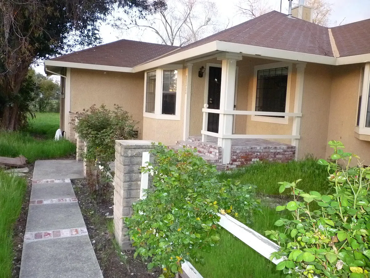 Sidewalk to the front door. - 8875 Carriage Dr