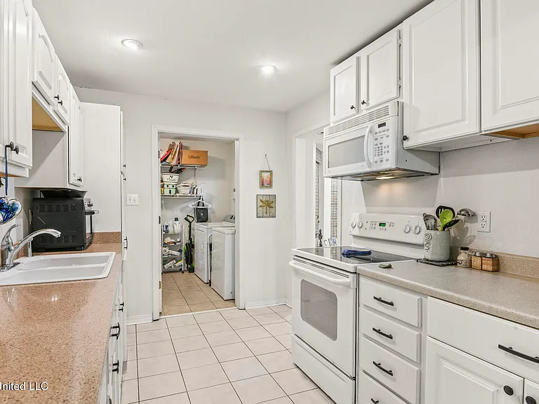 400 Ulman Ave — Photo 6