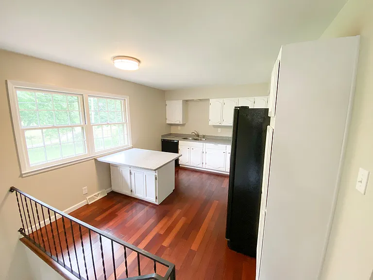 872 Summerville Dr — Photo 9