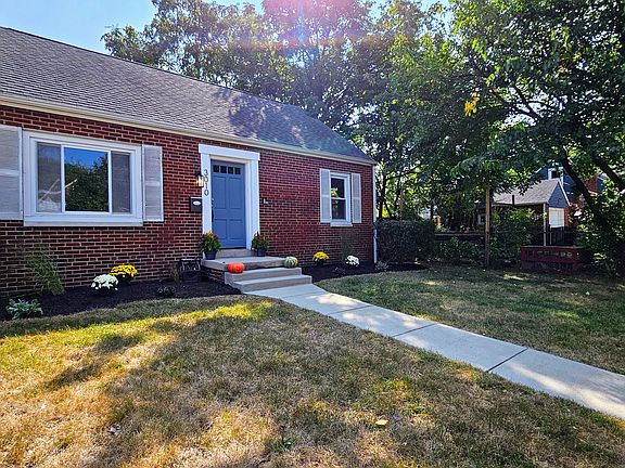 2nd image of 3010 Woodbine Pl #3010