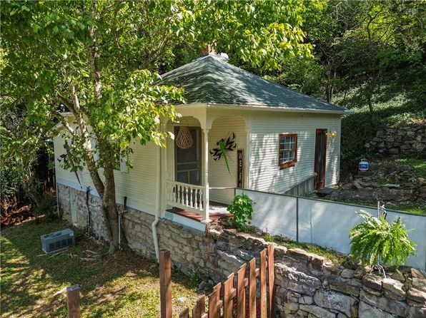 19 Jackson St, Eureka Springs, AR 72632