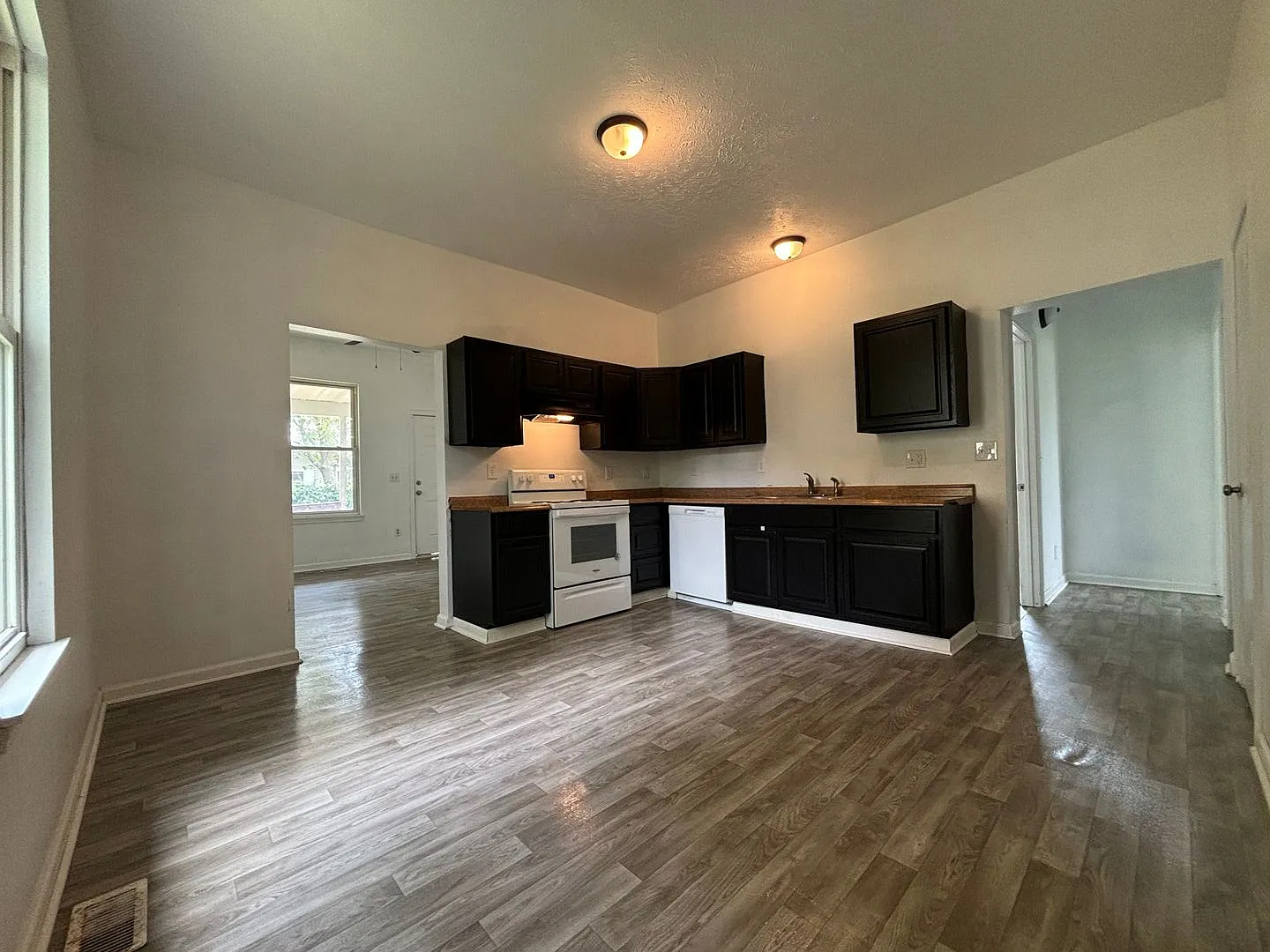 3 Bedroom 1 Bath Available Now — Photo 4