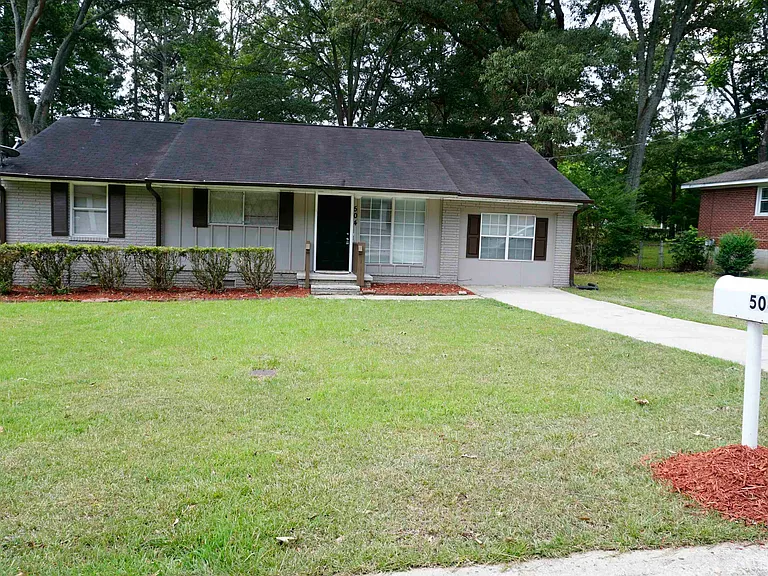 504 Pinecrest Dr — Photo 2