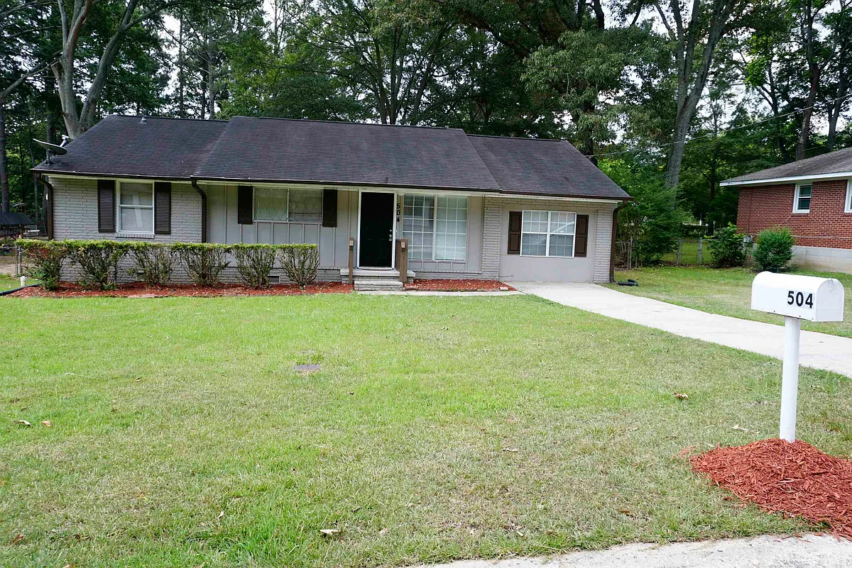 Building Photo - 504 Pinecrest Dr