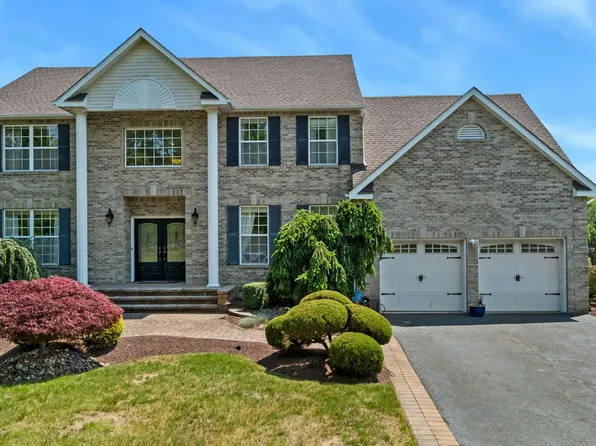 901 Oakley Dr, Freehold, NJ 07728