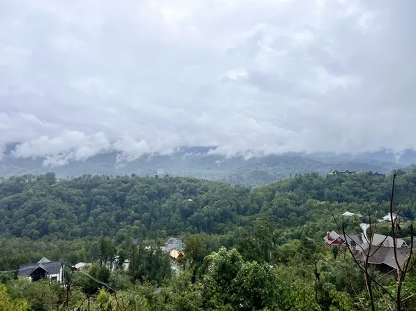 1123 Longview Ct, Gatlinburg, TN 37738