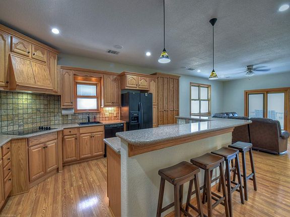 4th image of 103 Sprucewood Dr