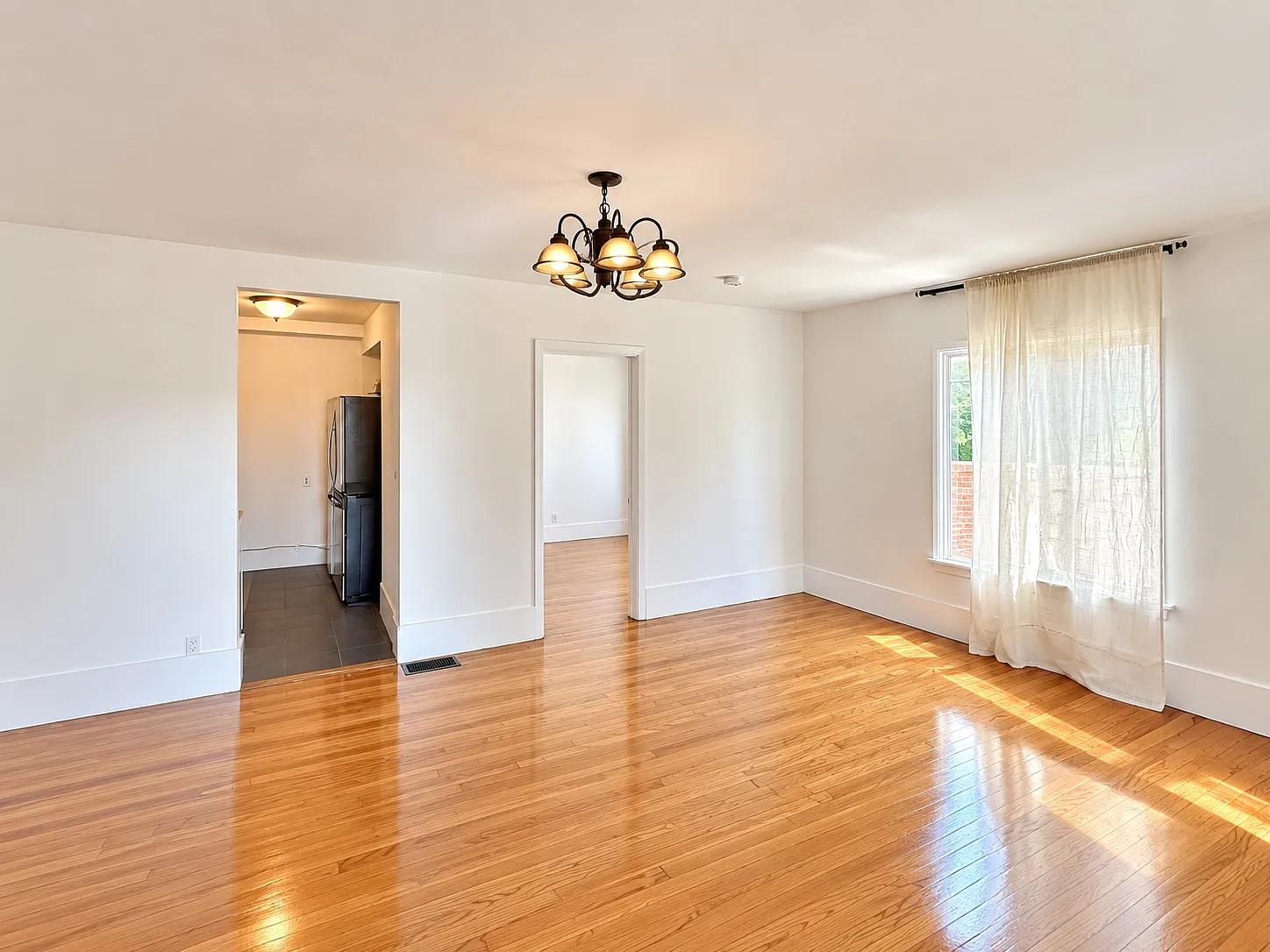 3 bed, 1000 sqft, $3,650 — Photo 2