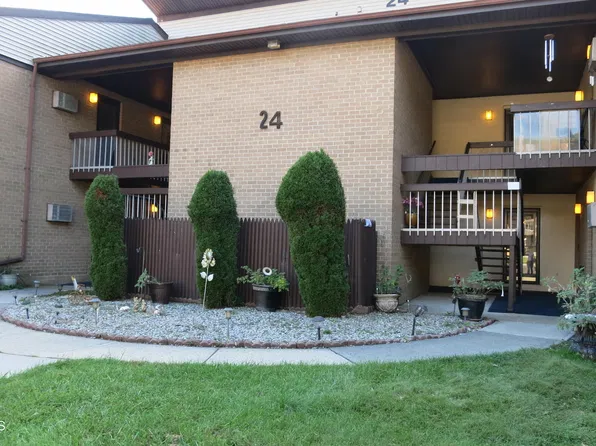 24 E Meadow Green Circle, Manalapan, NJ 07726