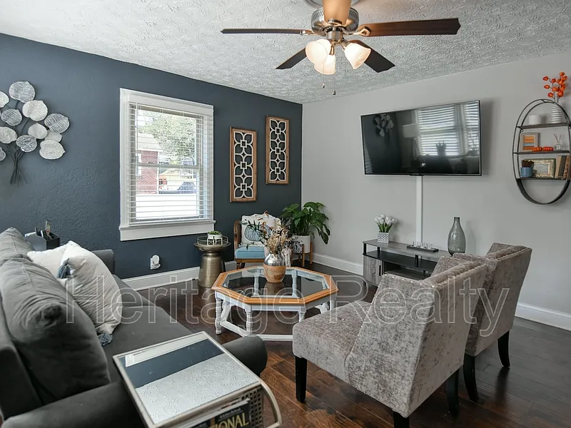 3 bed, 2.0 bath, 1396 sqft, $2,250 — Photo 4