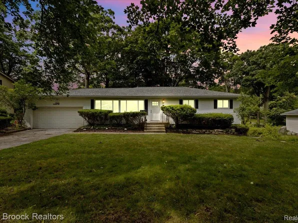 2265 Denby Dr, Waterford, MI 48329