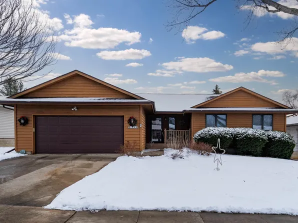 2226 Coventry Ln, Cedar Falls, IA 50613
