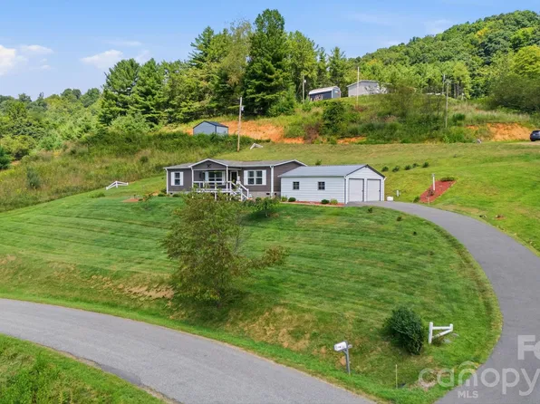 582 John Henry Rd, Burnsville, NC 28714