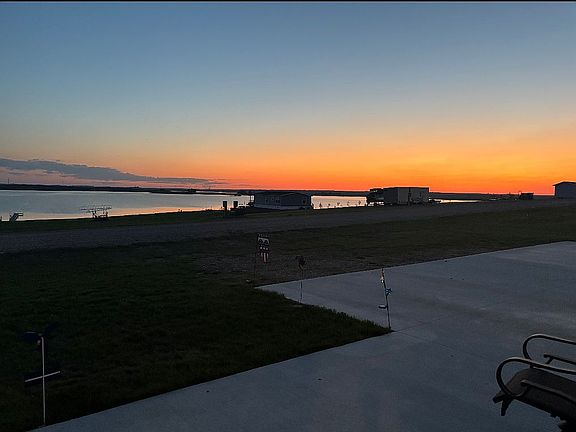 2nd image of 3558 Lakeshore Rd