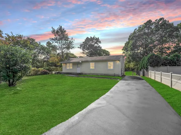 31 Pinelawn Avenue, Shirley, NY 11967