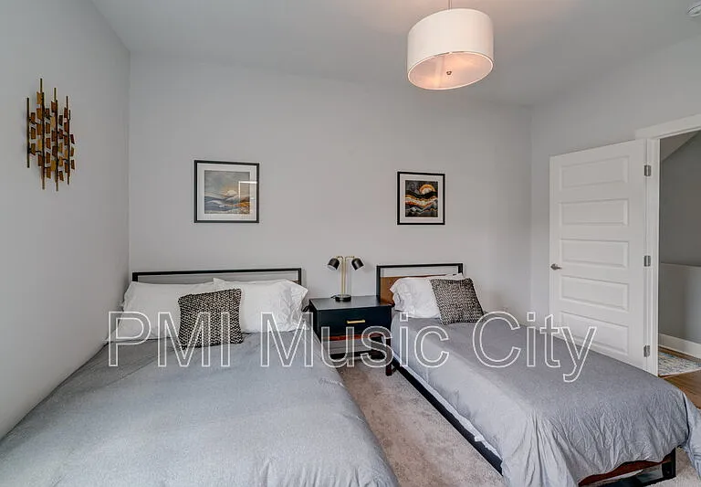 936 Southside Pl — Photo 8