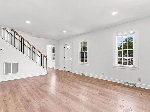 4th image of 2952 Winston Churchill Dr