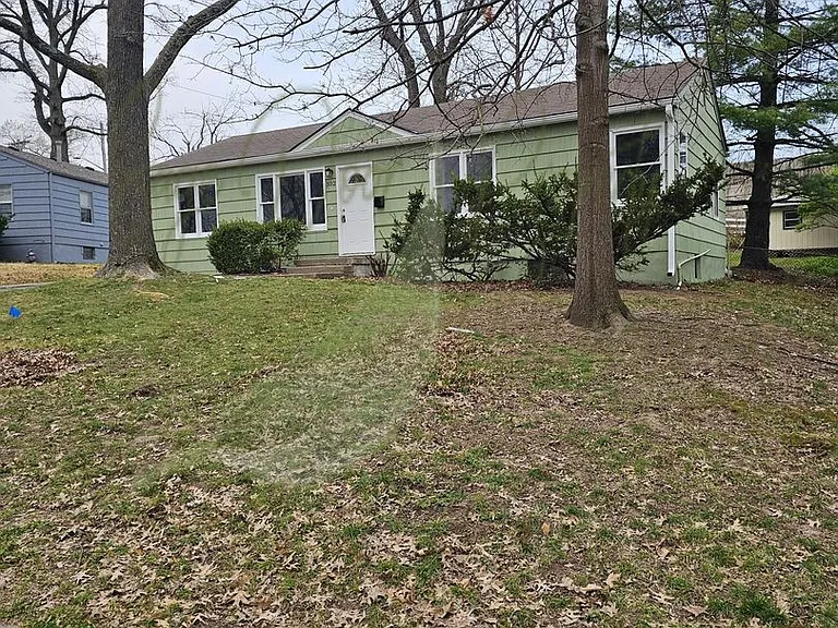 302 N Peck Dr — Photo 3
