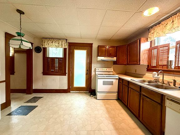 4th image of 111 Academy St