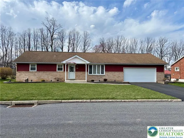 3865 Rosewood Ln, Whitehall, PA 18052