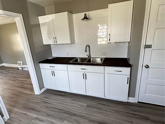 3rd image of 2802 Fletcher Ave NE