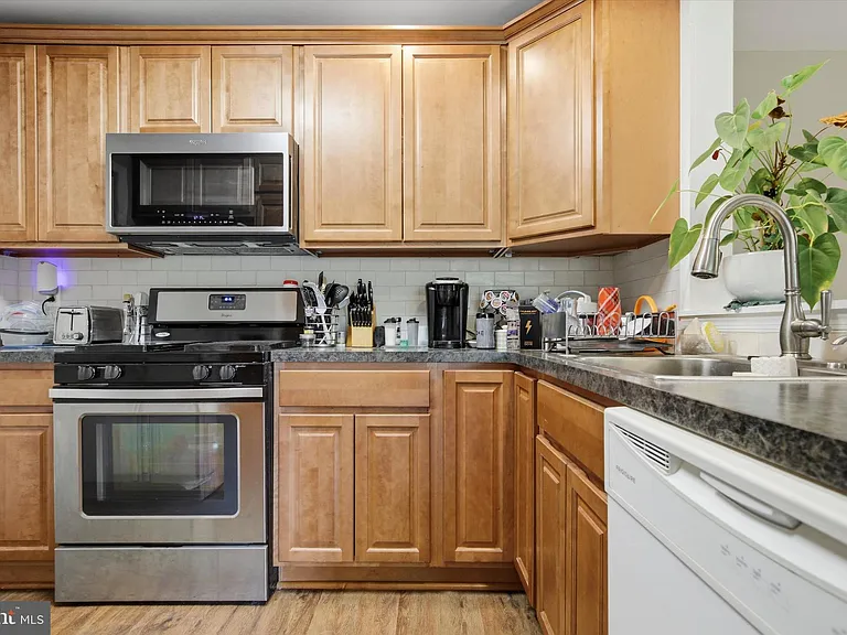 1003 Thornton Ct — Photo 7