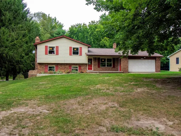 2421 Judy Conn Dr, Lapeer, MI 48446