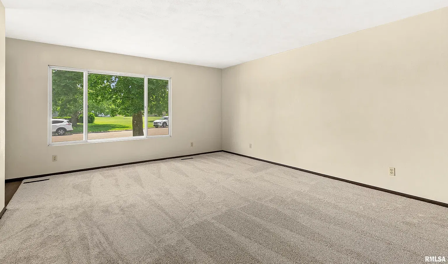 3 bed, 1353 sqft, $1,880 — Photo 4