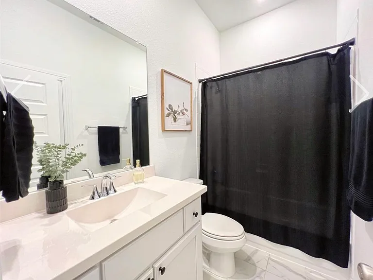 2410 Doncaster Dr — Photo 10