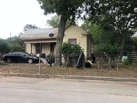 2nd image of 505 N Veramendi Ave