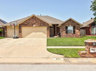 913 SW 38th St, Moore, OK 73160